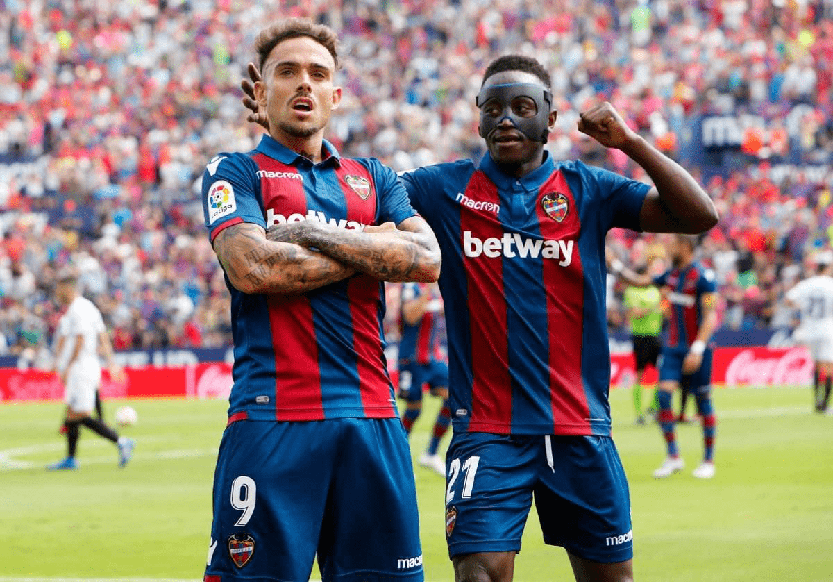  布鲁克林篮网训练开放日，今夜状态回暖引欢呼，西甲在即，纪律约束更严格