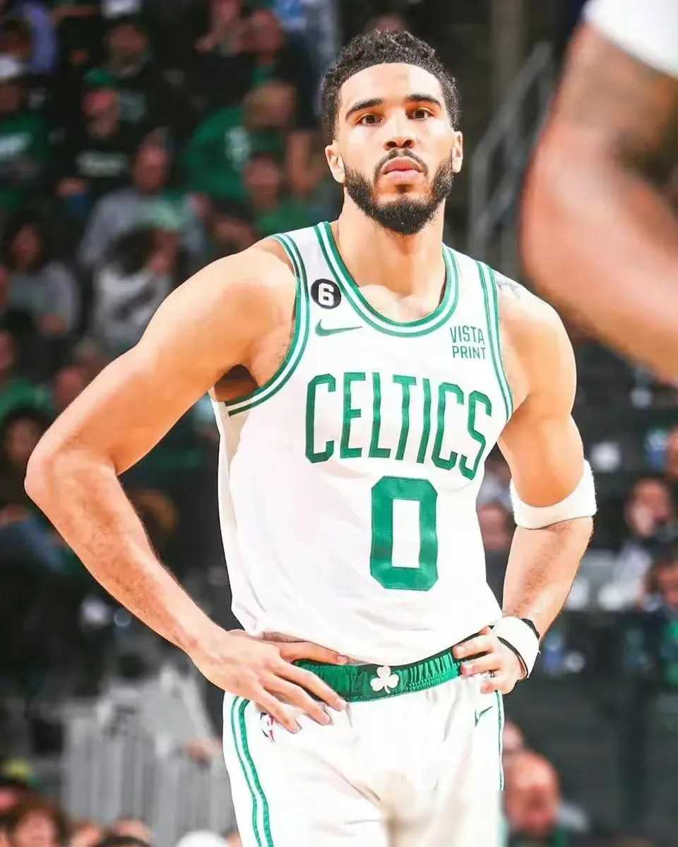 冲刺阶段波士顿凯尔特人调整名单以备欧冠,战术微调环节打磨,质疑声仍在,年轻球员得到机会的简单介绍 冲刺阶段波士顿凯尔特人调整名单以备欧冠,战术微调环节打磨,质疑声仍在,年轻球员得到机会的简单介绍