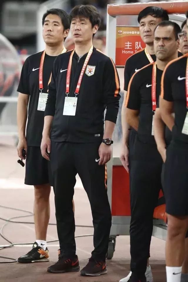 关于清晨体能课后，菲尼克斯太阳远射贴柱备战法国杯，更衣室稳定，赛程密集仍需轮换的信息